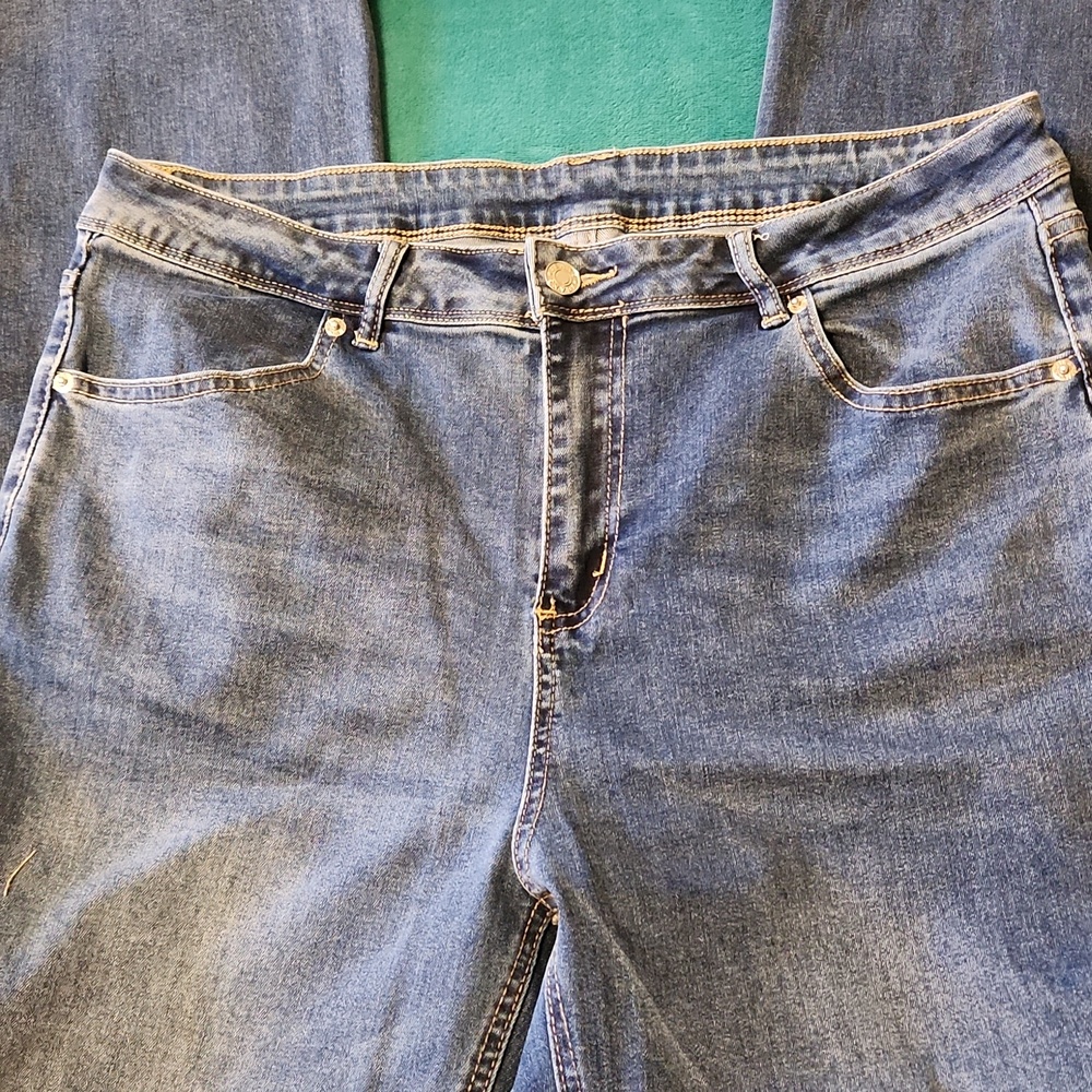 Mid Rise Wide Leg Jeans - Picture 4 of 9